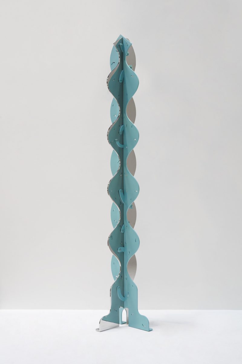 "Les Marcheuses II" totem